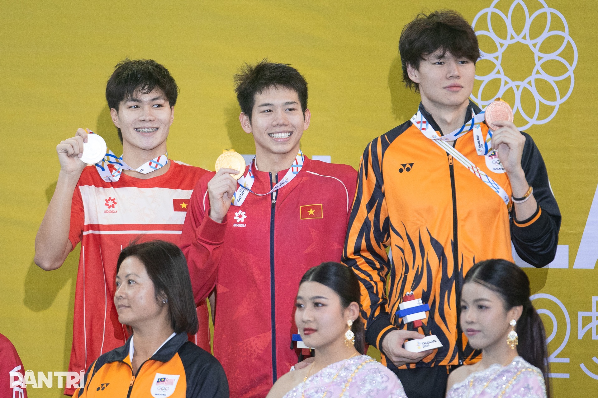 O irmão mais novo de Ánh Viên destrona a irmã mais velha e conquista a medalha de ouro nos 33º Jogos do Sudeste Asiático. Em trai Ánh Viên soán ngôi đàn anh, giành HCV SEA Games 33 - 9