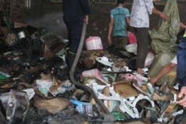 Cháy rụi kho chứa hàng trăm nồi cơm điện