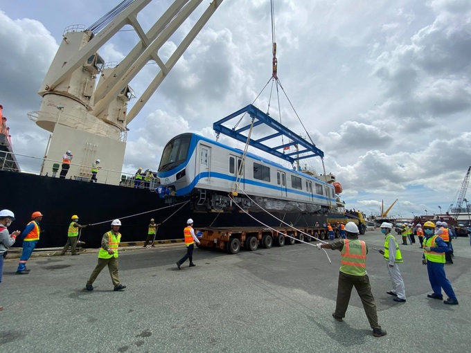 TP.HCM: Vận chuyển những toa tàu tuyến metro số 1 bằng xe siêu trường 110 bánh - Ảnh 2. TP.HCM: Vận chuyển những toa tàu tuyến metro số 1 bằng xe siêu trường 110 bánh - Ảnh 2.