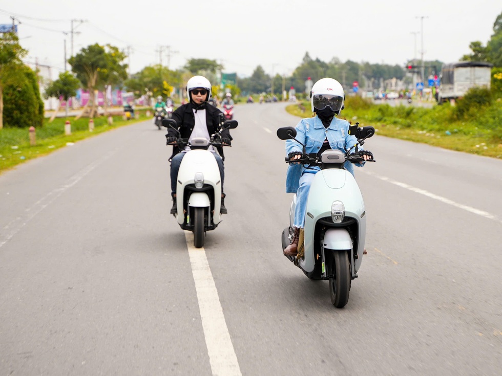 Mẹ U60 tự chạy xe máy đi phượt cùng con trai - 1 Mẹ U60 tự chạy xe máy đi phượt cùng con trai - 1