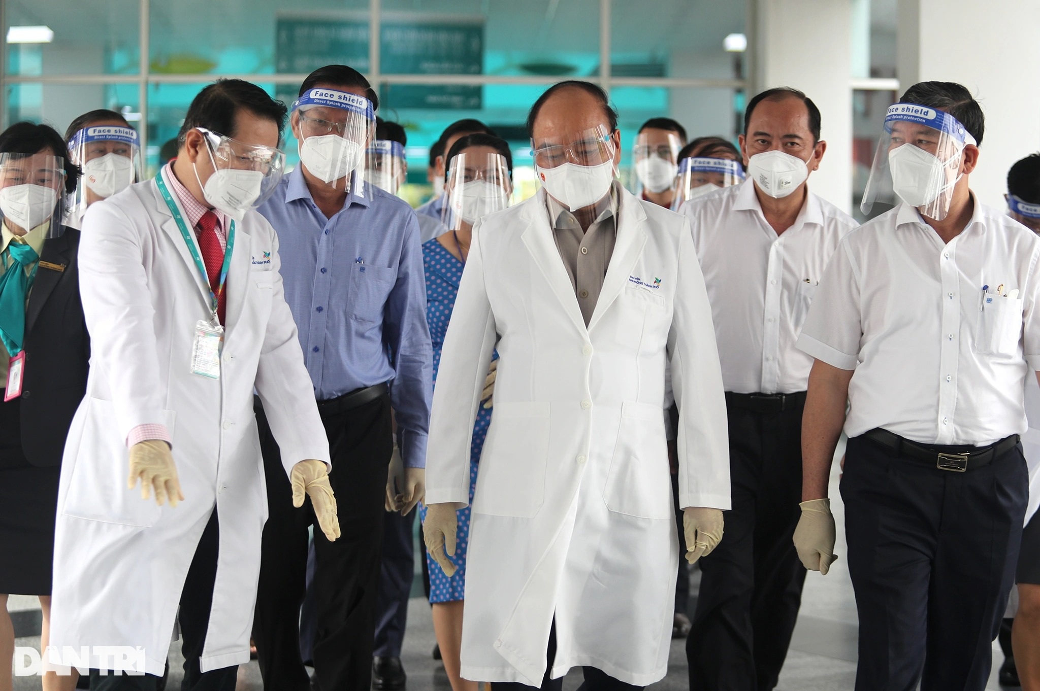 Chủ tịch nước Nguyễn Xuân Phúc thăm hỏi, tặng quà bệnh nhi tại TPHCM - 9 Chủ tịch nước Nguyễn Xuân Phúc thăm hỏi, tặng quà bệnh nhi tại TPHCM - 9