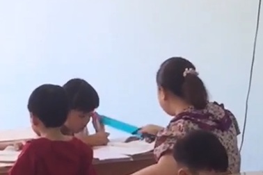 Quảng Ngãi: Xác minh clip bé gái bị cô giáo quát, dùng thước đánh liên tiếp