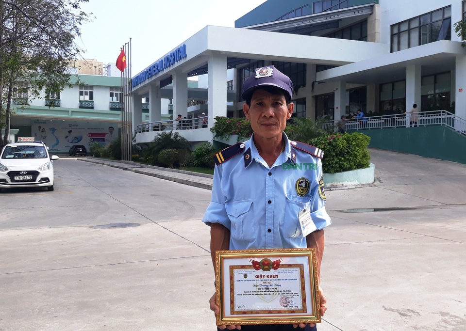 Người phụ nữ mừng muốn xỉu khi được bảo vệ bệnh viện trả lại 100 triệu - 2 Người phụ nữ mừng muốn xỉu khi được bảo vệ bệnh viện trả lại 100 triệu - 2