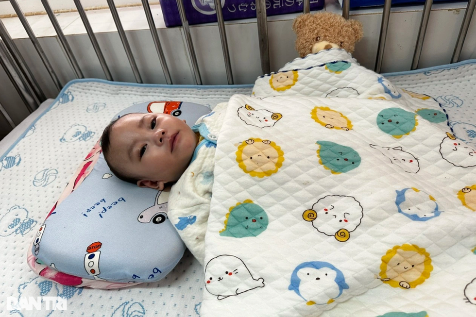 Cậu bé bại não hồi sinh kỳ diệu nhờ 54 bố mẹ mặc áo blouse trắng - 1