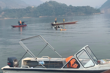Vụ lật thuyền ở Lai Châu: Hai nạn nhân kẹt dưới đáy hồ sâu 50m