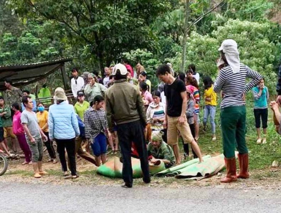 Xe công nông lao xuống vực sâu 30m, 2 người tử vong - 2 Xe công nông lao xuống vực sâu 30m, 2 người tử vong - 2