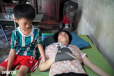 Chồng bị thanh sắt rơi trúng đầu chưa hồi phục, vợ lại nằm liệt sau tai nạn