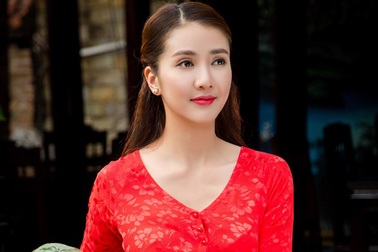 Hot girl Linh Napie khoe vẻ mặn mà trong tà áo bà ba