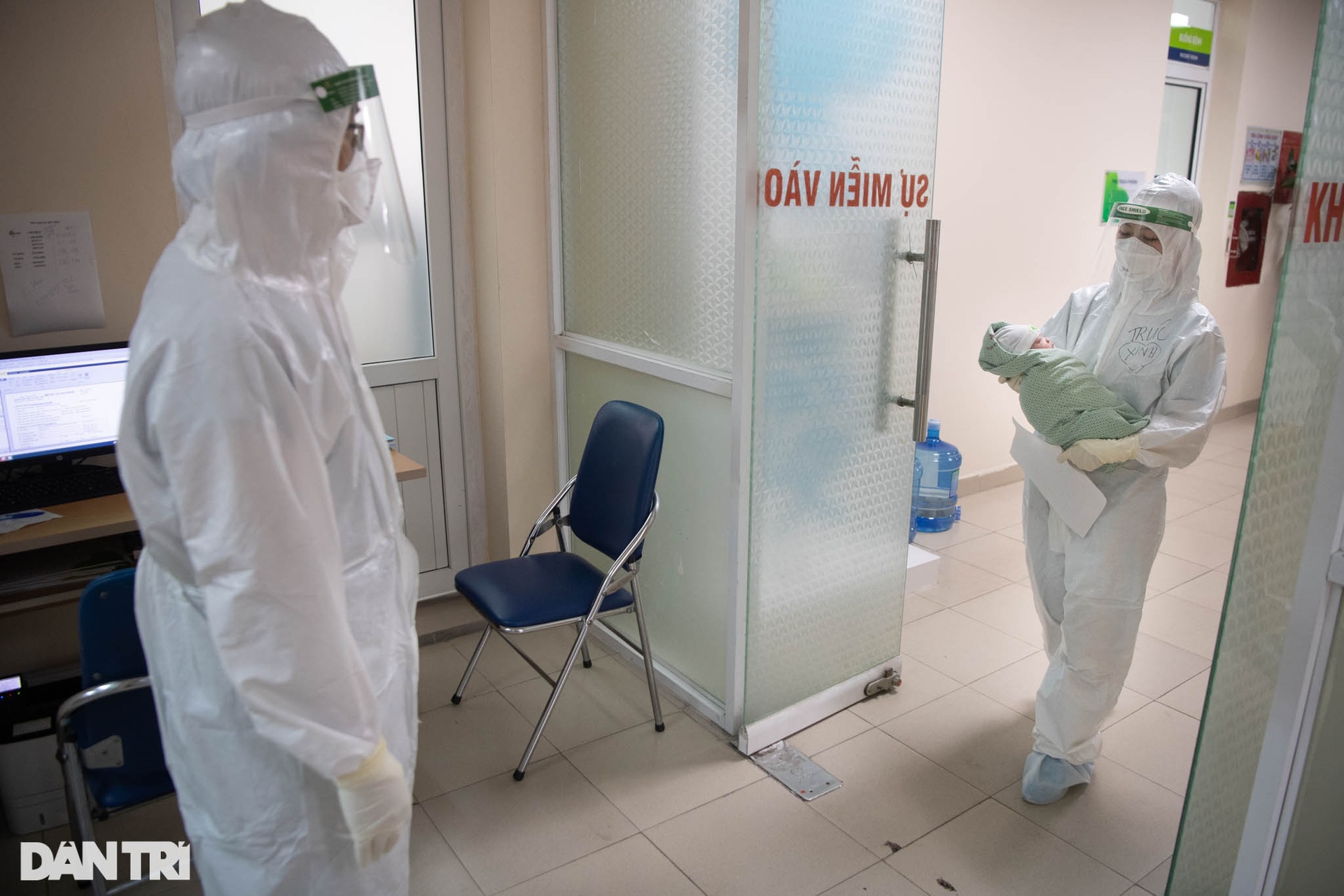 Khoảnh khắc sự sống nảy mầm giữa khu điều trị sản phụ F0 ở Hà Nội - 19 Khoảnh khắc sự sống nảy mầm giữa khu điều trị sản phụ F0 ở Hà Nội - 19