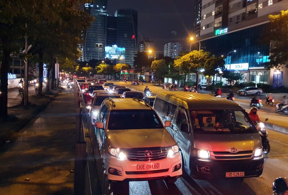 Hà Nội: Bị rào chắn làm hầm chui, đường Lê Văn Lương tắc nghiêm trọng - 2 Hà Nội: Bị rào chắn làm hầm chui, đường Lê Văn Lương tắc nghiêm trọng - 2