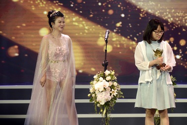 NSƯT Kim Oanh gây choáng khi diện đồ xuyên thấu lên trao giải Cánh diều