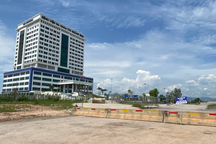 Đường vào bệnh viện bất ngờ bị chặn bởi rào bê tông