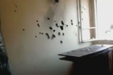 Cảnh tượng ngổn ngang bên trong căn hộ của tay súng Pháp