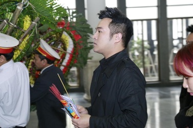 Ca sĩ Minh Quân: "Chúng tôi đứng ngoài phòng thu nín thở dõi theo vợ con anh Lập hát"