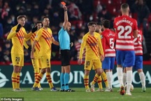 Real Madrid thắng đậm Valencia, Barcelona lại gây thất vọng