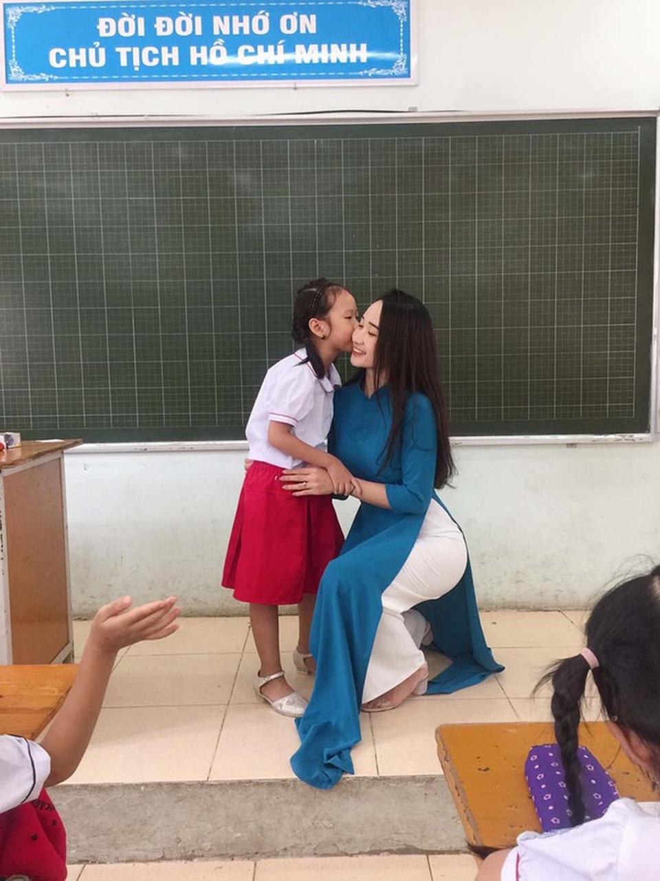 Những cô giáo sở hữu nhan sắc xinh đẹp “đốn tim” dân mạng - 4 Những cô giáo sở hữu nhan sắc xinh đẹp “đốn tim” dân mạng - 4