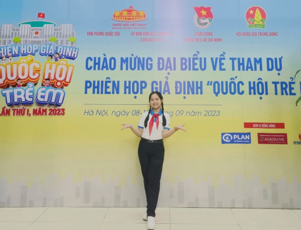 Nữ sinh 13 tuổi ở TPHCM ngập bằng khen, giấy khen, điểm học tập 9,9 - 2