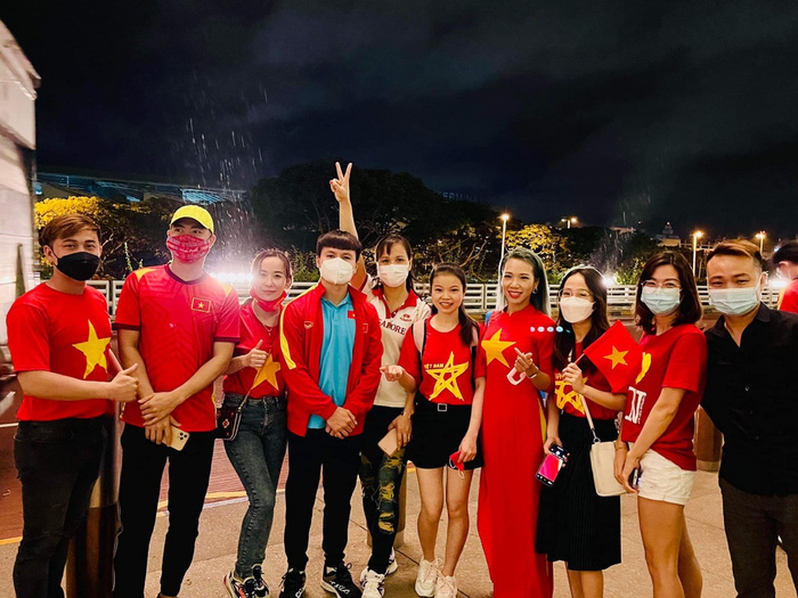 Người hâm mộ ra sân bay Singapore tiễn đội tuyển Việt Nam về nước - 6 Người hâm mộ ra sân bay Singapore tiễn đội tuyển Việt Nam về nước - 6