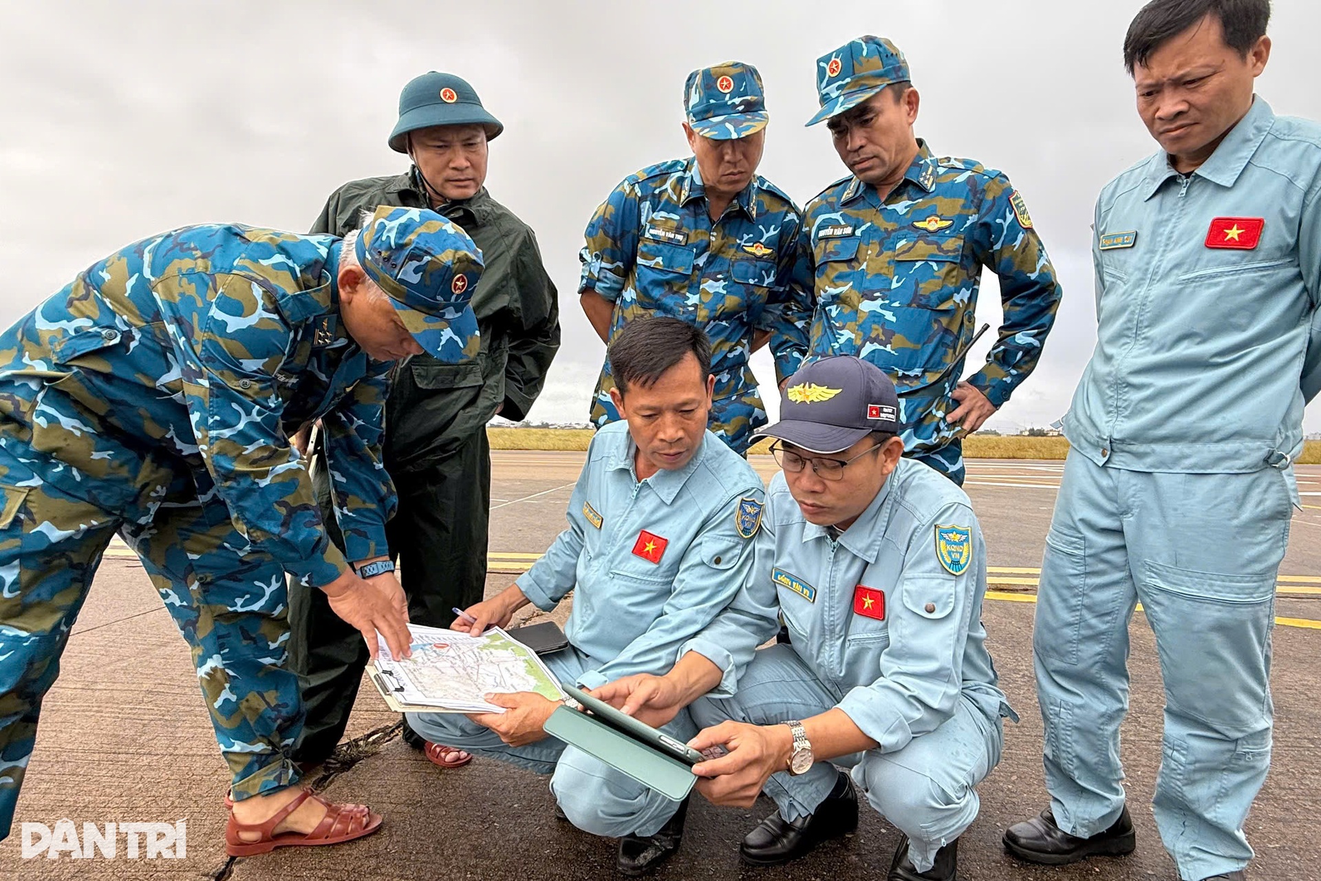 Trực thăng cất cánh liên tục, đưa hàng cứu trợ đến tay người dân miền Trung - 3 Trực thăng cất cánh liên tục, đưa hàng cứu trợ đến tay người dân miền Trung - 3