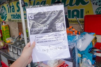 Chủ quán trà sữa 7 lần dán mã QR để khách thanh toán vào tài khoản MTTQ