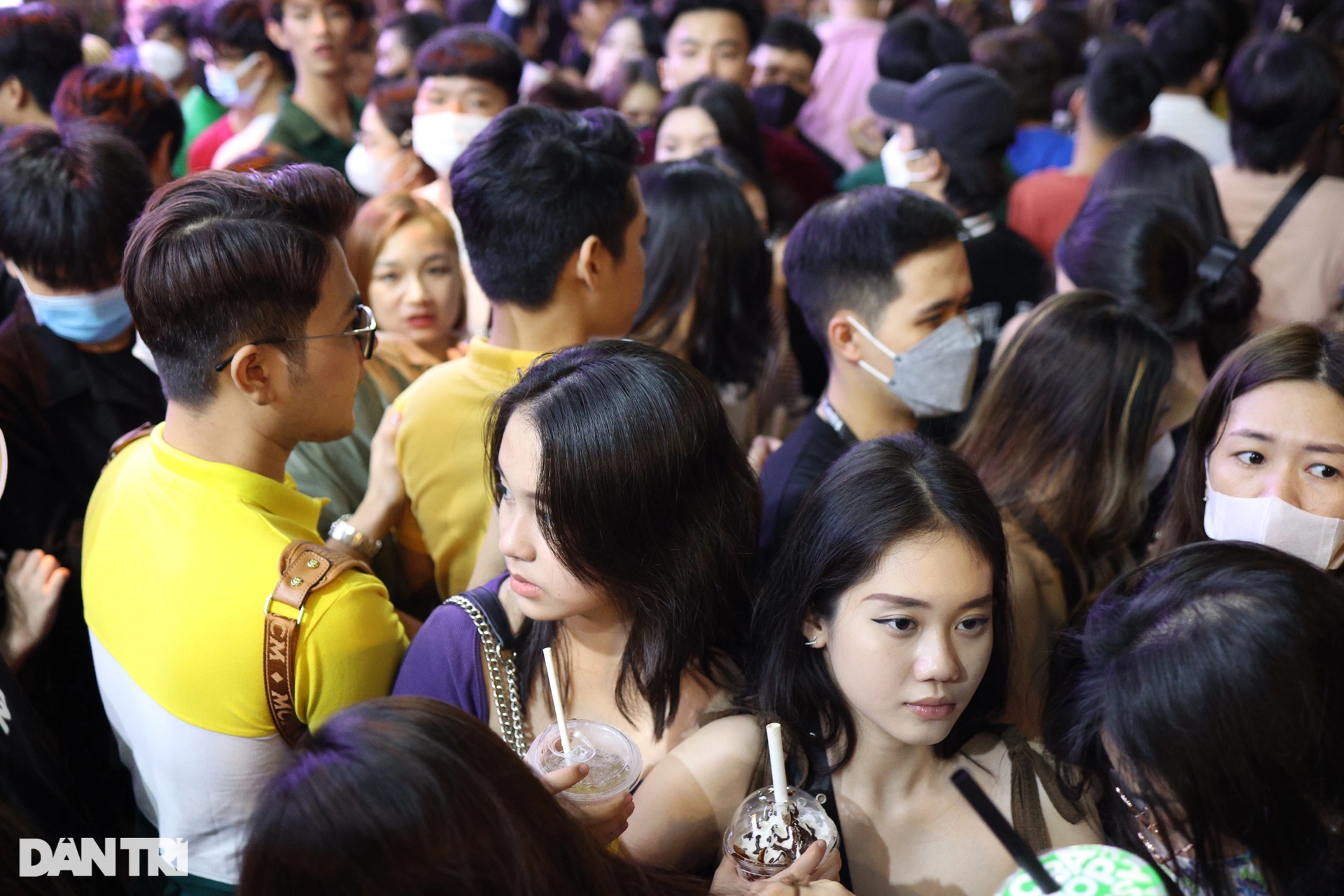 Bạn trẻ ngất xỉu giữa biển người trong đêm countdown ở TPHCM - 6 Bạn trẻ ngất xỉu giữa biển người trong đêm countdown ở TPHCM - 6