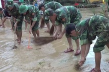 Lũ rút, bùn đất phủ kín nhiều trường học, bộ đội giúp giáo viên dọn dẹp