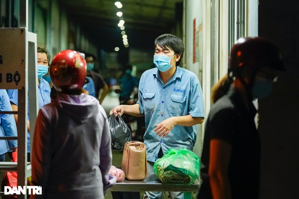 Phong tỏa công ty bếp gas vì có F1 liên quan thai phụ dương tính SARS-CoV-2 - 6 Phong tỏa công ty bếp gas vì có F1 liên quan thai phụ dương tính SARS-CoV-2 - 6