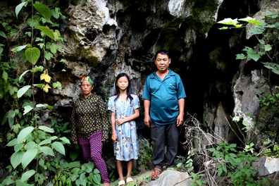 "Hang đá như là mẹ, che chở cho chị em con đi qua gió mưa"