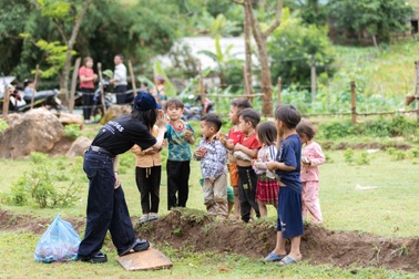 Người sáng lập Nuôi em nói gì về việc trùng mã, 1 em có tới 2 người nuôi?