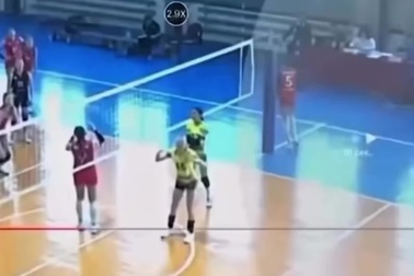 Nữ vận động viên đen đủi, liên tục gặp tai nạn đau trên sân bóng chuyền