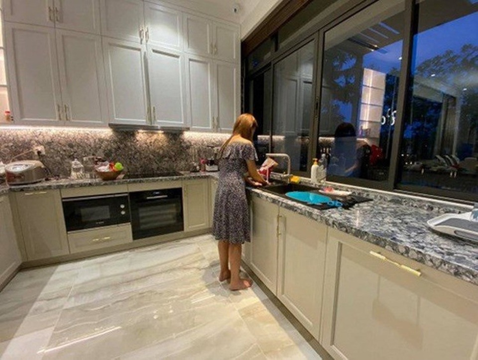 Khám phá căn biệt thự sang trọng, có hồ cá koi rộng lớn của Thanh Vân Hugo - 3 Khám phá căn biệt thự sang trọng, có hồ cá koi rộng lớn của Thanh Vân Hugo - 3