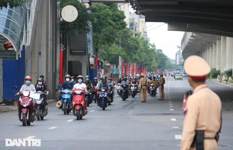 Hàng nghìn người Hà Nội đổ ra đường sau thông báo dùng giấy đi đường cũ - 6 Hàng nghìn người Hà Nội đổ ra đường sau thông báo dùng giấy đi đường cũ - 6