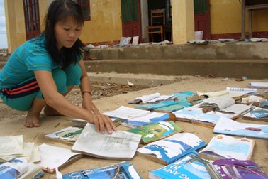 Bão qua, hàng cứu trợ khẩn cấp vẫn... nằm kho