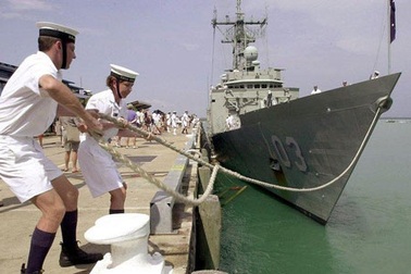 Trộm táo tợn đột nhập tàu hải quân Australia “nẫng” vũ khí