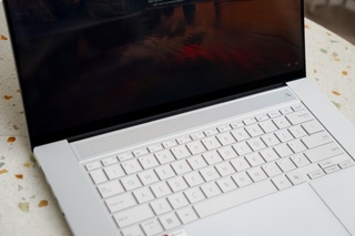 Đánh giá Asus Zenbook S16: Đối thủ của MacBook Air M4 15 inch - 4