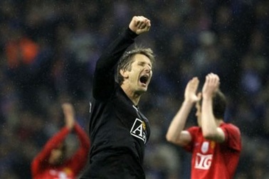 Van der Sar hài lòng với màn tái xuất