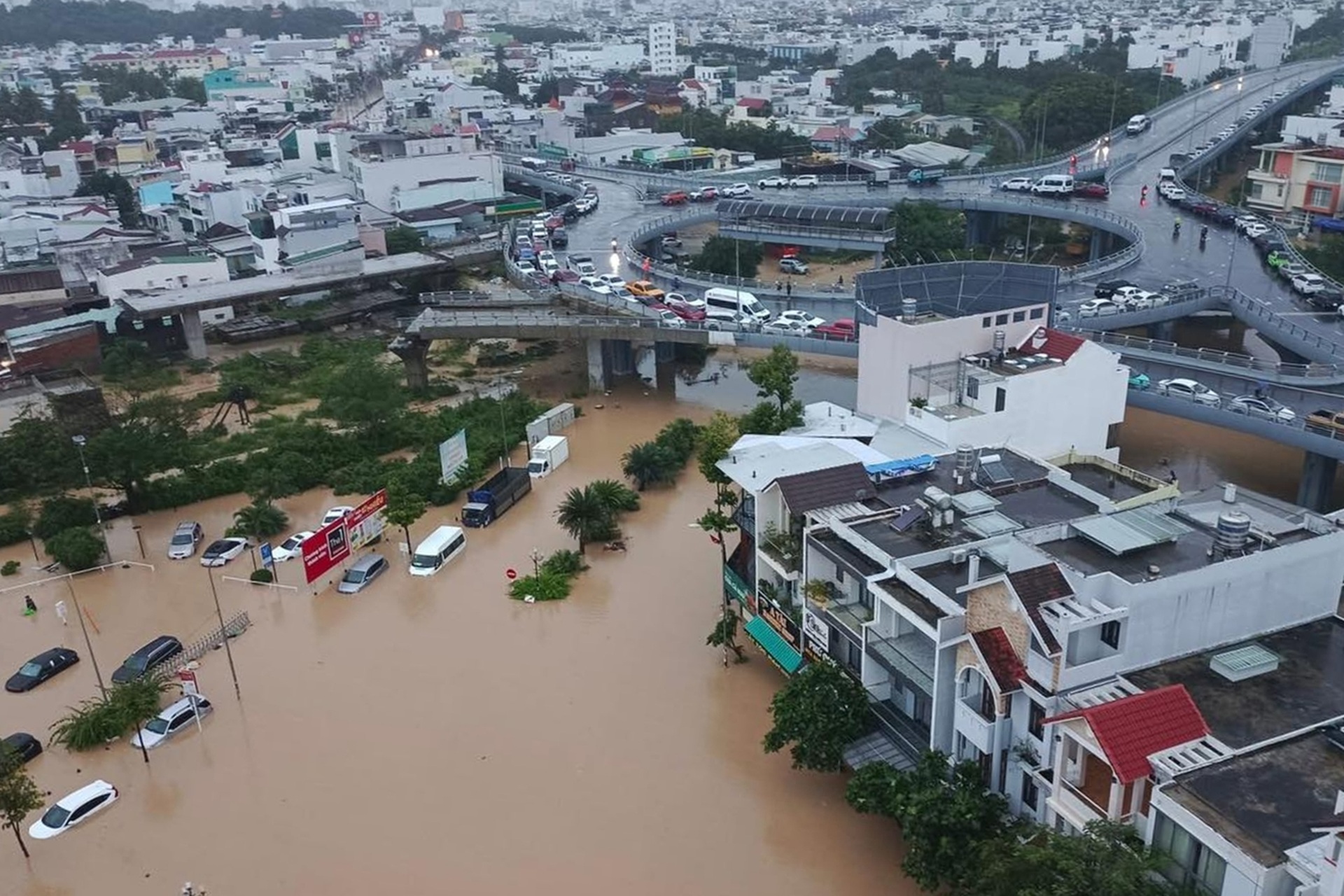 Hàng trăm ô tô ở Nha Trang, Quy Nhơn chìm nghỉm trong nước lụt - 5