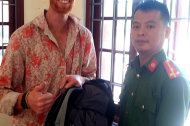 Công an trả lại tài sản cho du khách nước ngoài