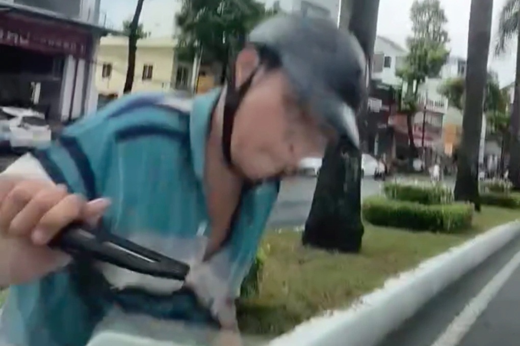 Công an triệu tập người đàn ông chửi tục bẻ cần gạt nước ô tô - 2 Công an triệu tập người đàn ông chửi tục bẻ cần gạt nước ô tô - 2