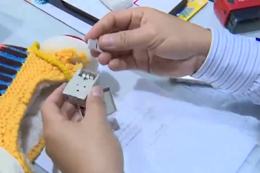 Mũ len gắn thiết bị lạ ảnh hưởng đến khả năng nói của trẻ