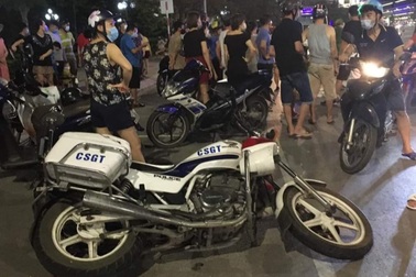 Nam thanh niên không đội mũ bảo hiểm, tạt đầu xe  khiến 2 CSGT bị thương