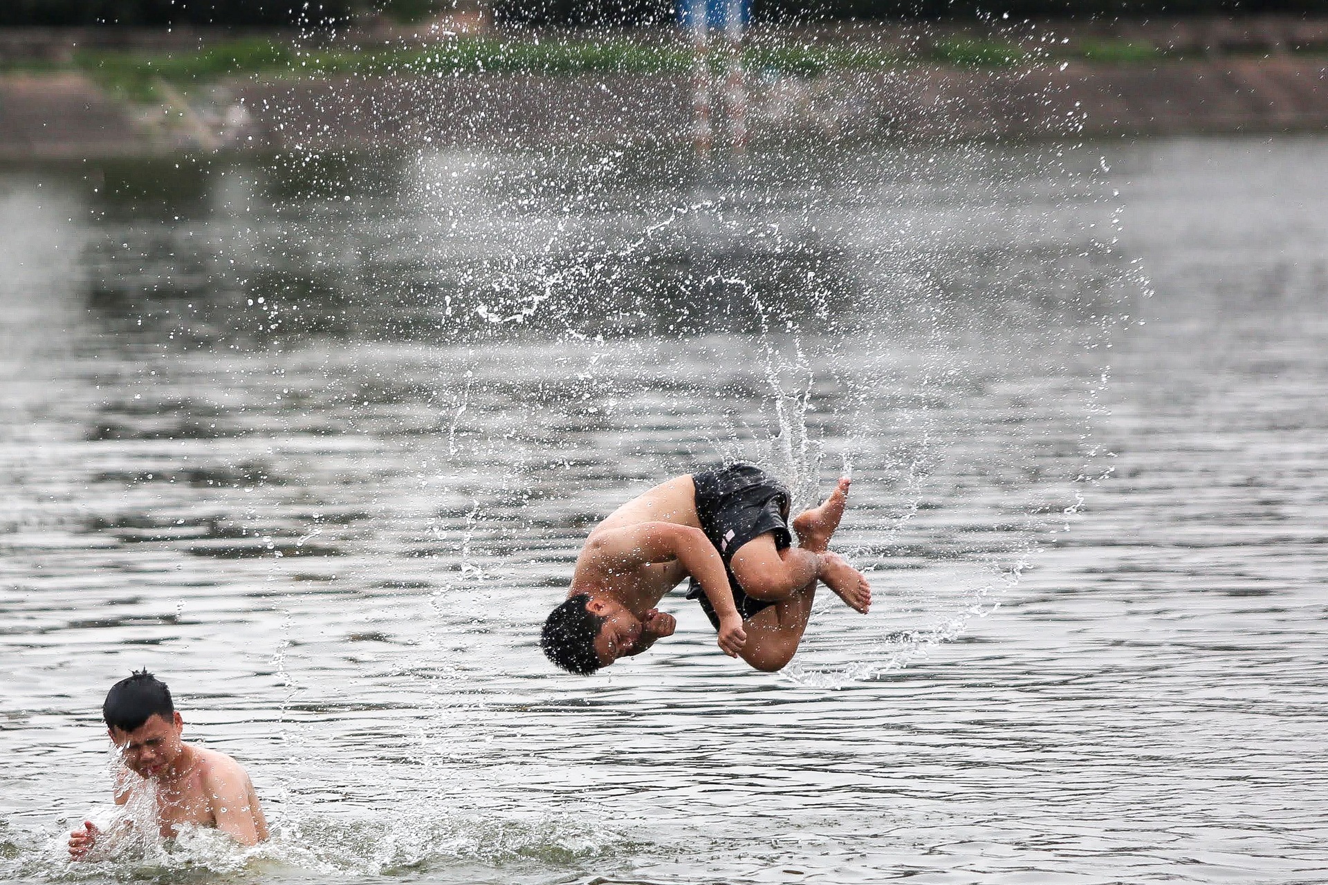 Hà Nội: Đua nhau vượt rào chắn Covid-19 xuống hồ Tây tắm giải nhiệt - 14