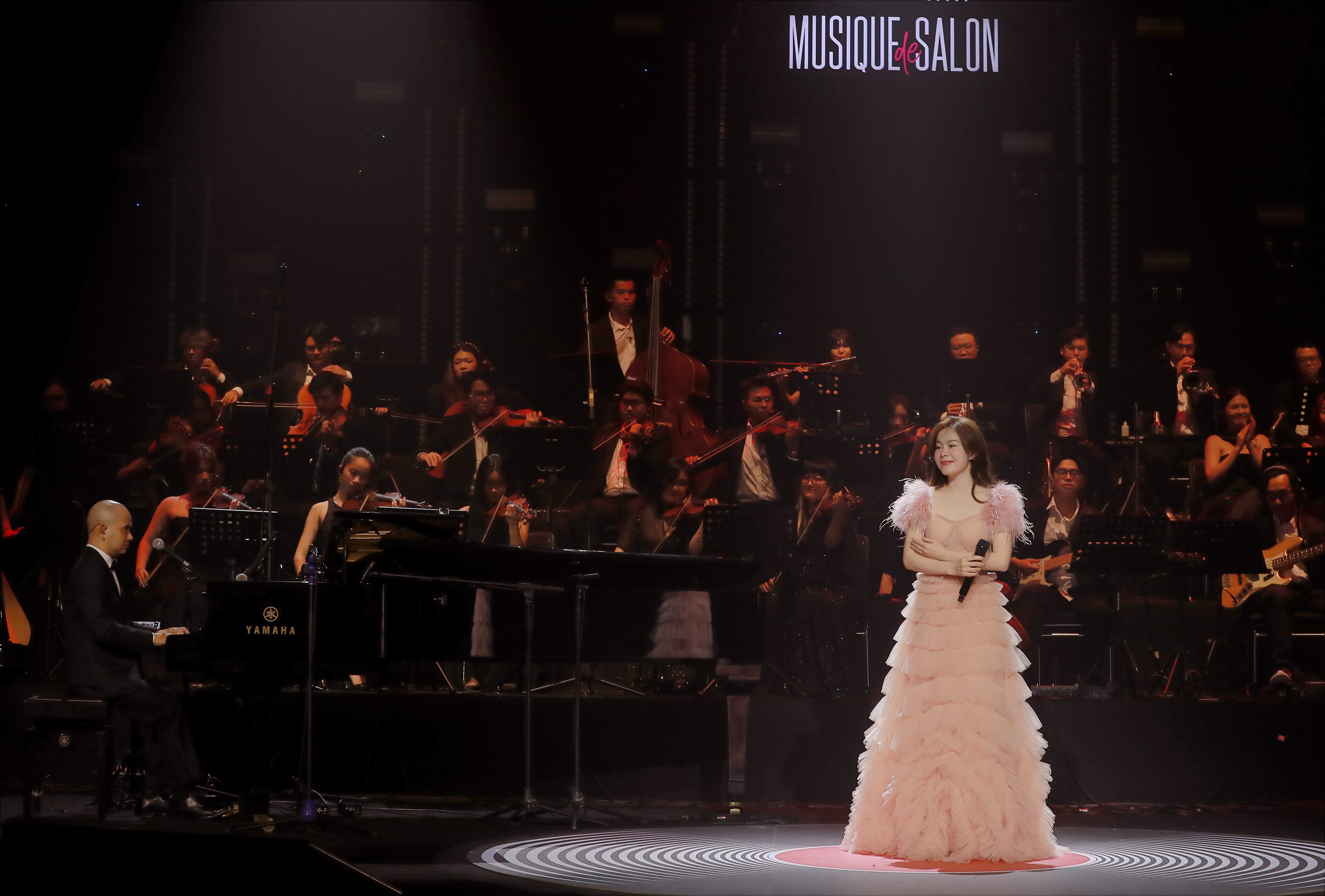 Zpěvák Thuy Dung byl dojat skvělým doprovodem hudebníka Duc Tri - 2 Ca sĩ Thùy Dung xúc động trước màn đệm đàn thăng hoa của nhạc sĩ Đức Trí - 2