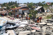 Indonesia: Dùng tay đào xới đống đổ nát tìm kiếm nạn nhân sau thảm họa kép