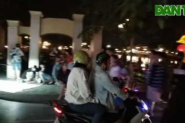 Du khách đổ về Hội An đón giao thừa