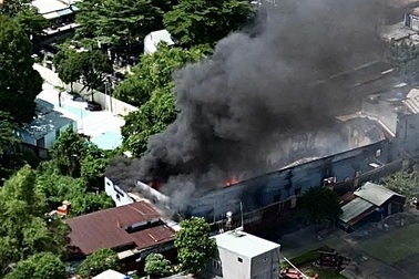 Cháy lớn tại xưởng sản xuất nội thất ở TPHCM