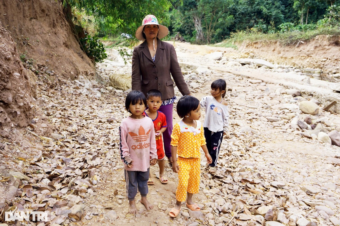 Hai năm khốn khổ trên con đường bị lũ đánh tan tác - 2 Hai năm khốn khổ trên con đường bị lũ đánh tan tác - 2