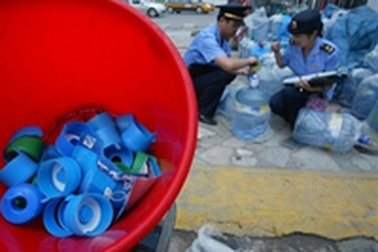 Bắc Kinh báo động nước uống đóng chai giả