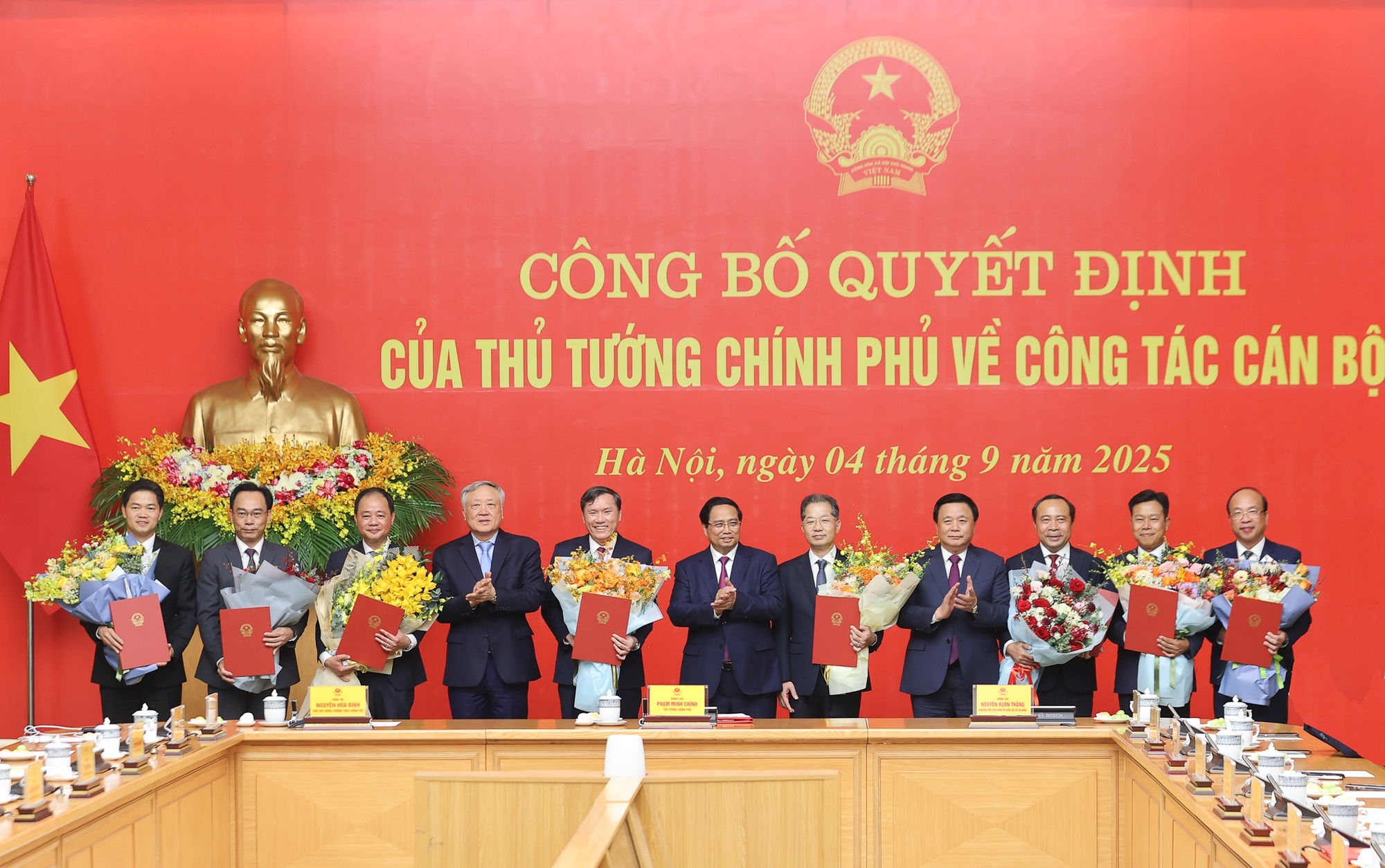 8 nhân sự lãnh đạo nhận quyết định điều động, bổ nhiệm vị trí mới - 4