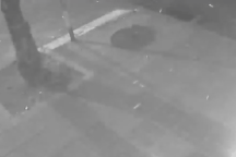 Hai nhóm thanh niên hỗn chiến, tông người phụ nữ văng lên vỉa hè